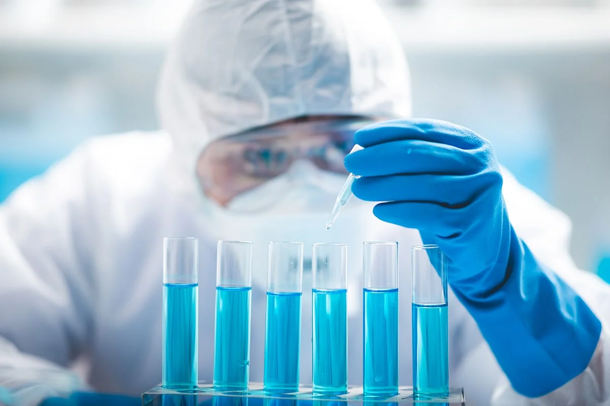 Man using gloves in the laboratory